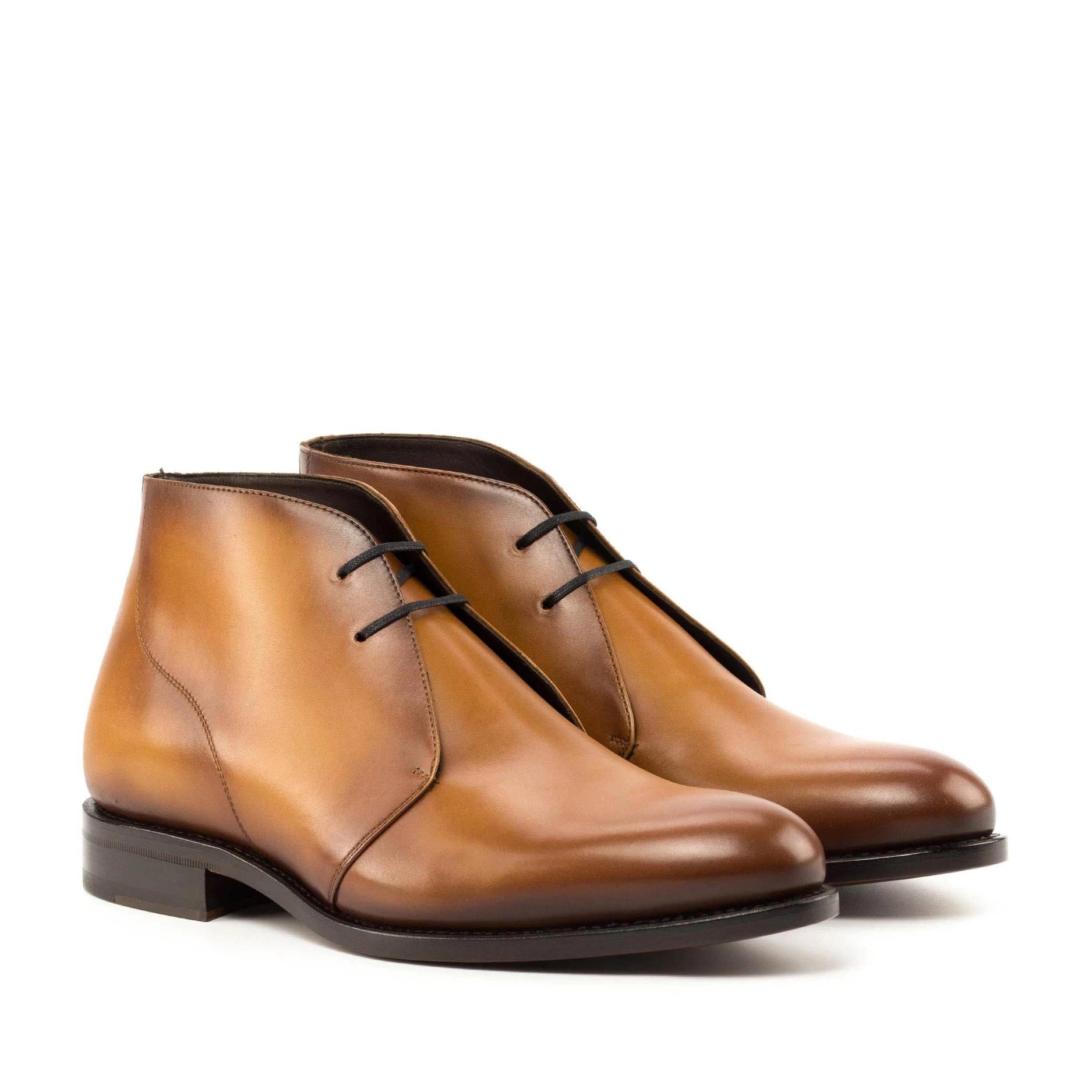 chukka boots cognac herren, handgemachte chukka boots, blake stitched boots herren, leder chukka boot cognac, elegante herren stiefel leder, premium leder boots herren, spanische schuhmanufaktur, hochwertige chukka boots, flexible ledersohle schuhe, braune business boots herren