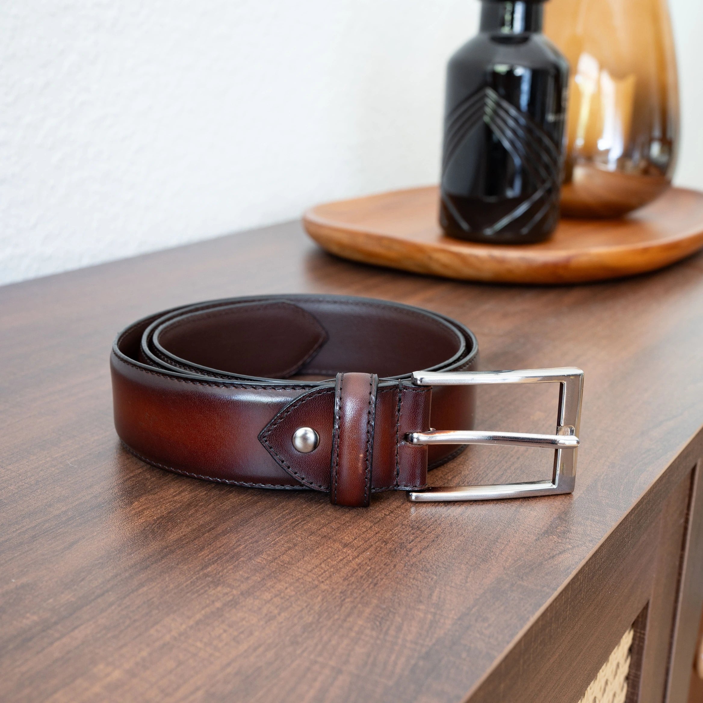 Leder-Gürtel, Wildleder Gürtel, Gürtel, handgefertigter Gürtel, Gürtel passend zu Schuhen, Business- und Freizeitgürtel, Gürtel aus Glattleder, Gürtel aus Wildleder, Gürtel aus strukturiertem Leder, Gürtel mit Metallschließe, Gürtel in Schuhfarbe abgestimmt, Europäische Handarbeit Gürtel