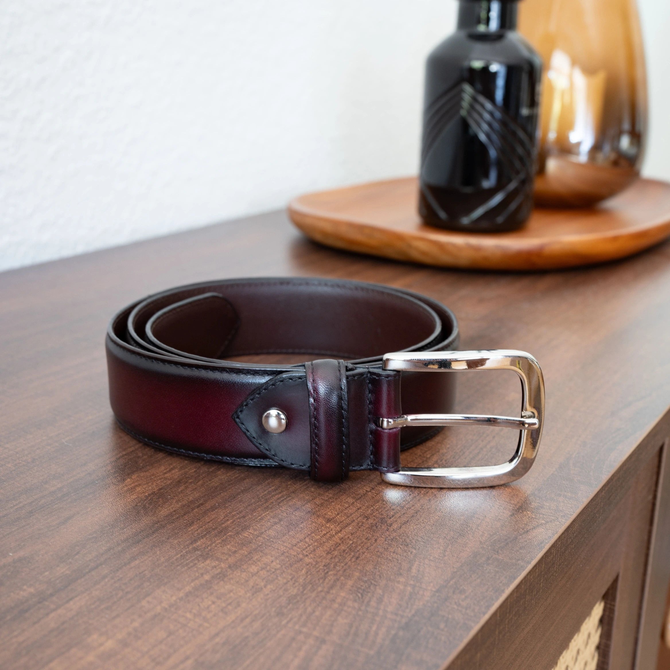 Leder-Gürtel, Wildleder Gürtel, Gürtel, handgefertigter Gürtel, Gürtel passend zu Schuhen, Business- und Freizeitgürtel, Gürtel aus Glattleder, Gürtel aus Wildleder, Gürtel aus strukturiertem Leder, Gürtel mit Metallschließe, Gürtel in Schuhfarbe abgestimmt, Europäische Handarbeit Gürtel